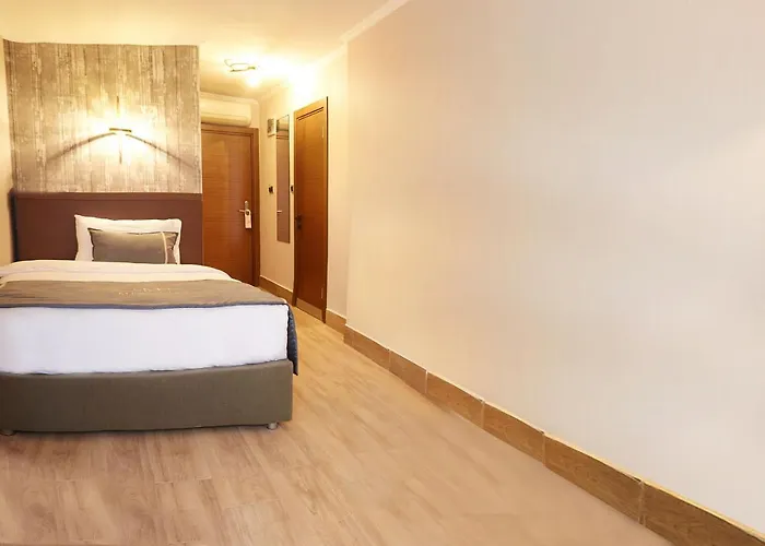 Hotel Mira Alsancak 3*